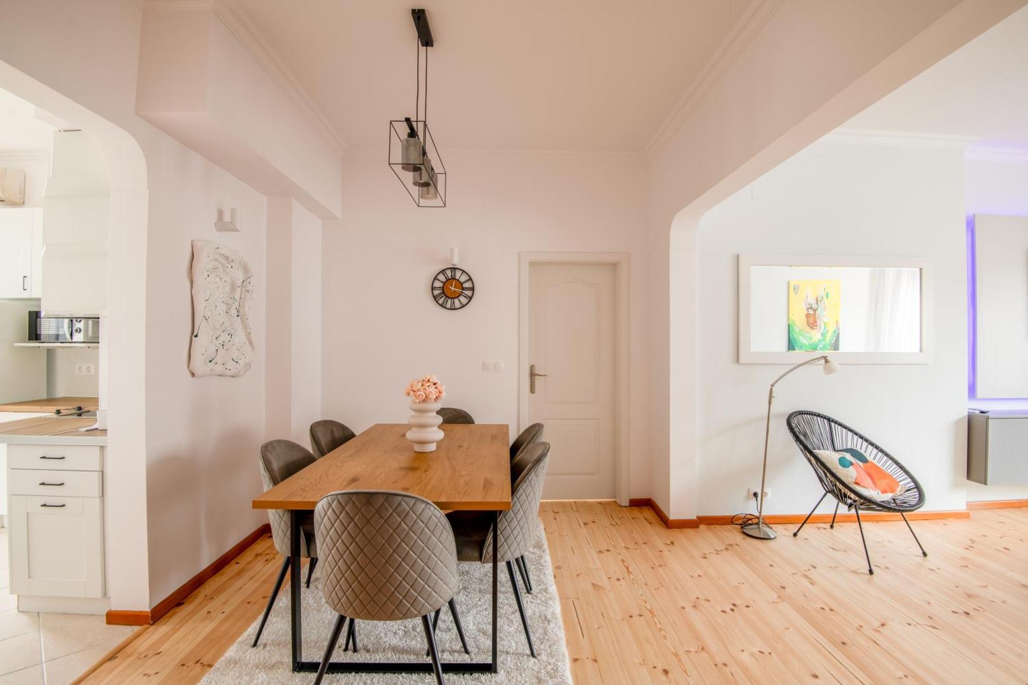 A Luxurious 2 Bedroom In Center