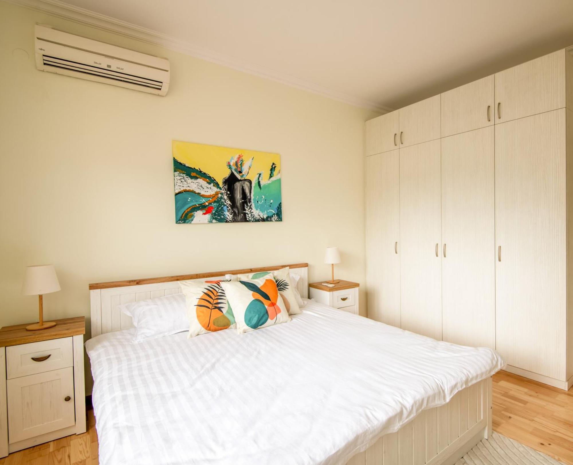 A Luxurious 2 Bedroom In Center Apartment